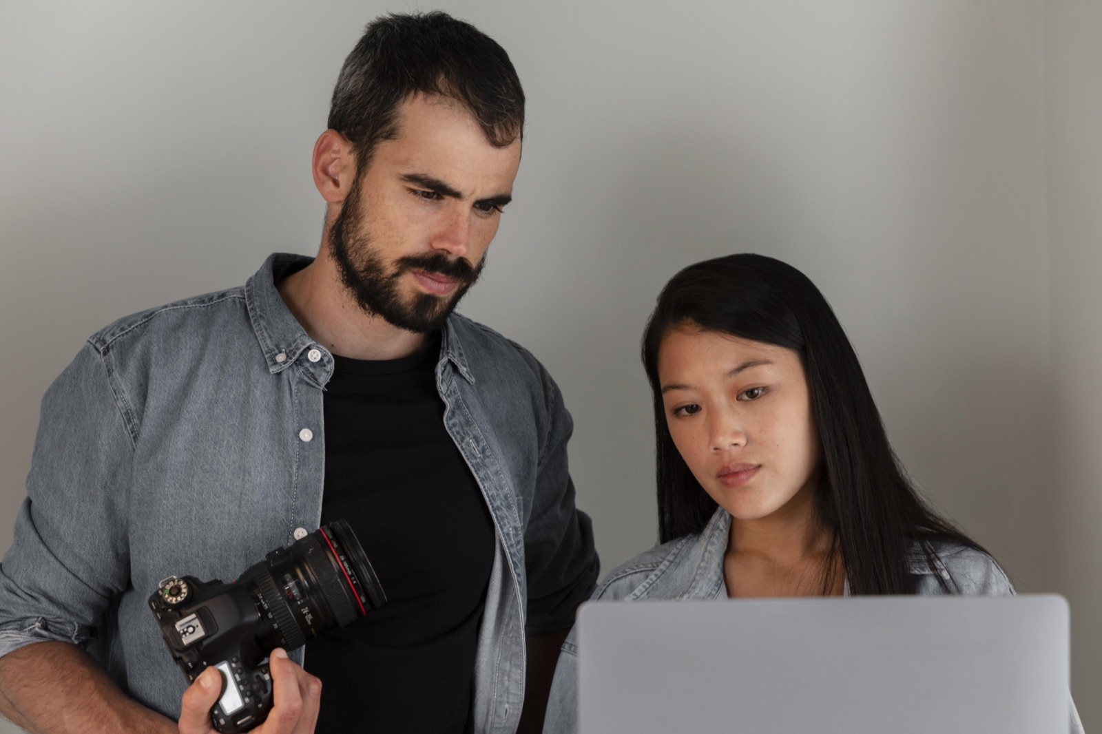 L'équipe FrenchCasting : le cadreur et la responsable de production vérifient les images après une séance